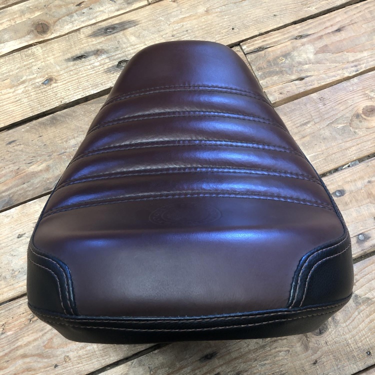 Indian Scout Bobber rider's solo seat - black & brown vinyl